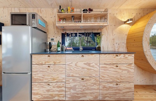 Neuland House | Holiday Home 'Hochwertiges Hausboot Ahoi, Kamin' with Private Terrace and Wi-Fi