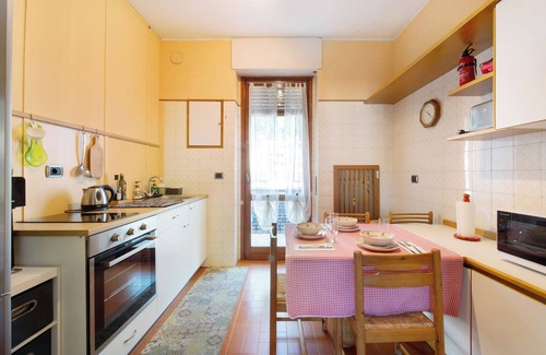 Como House | Holiday Home "House of Roses" with Private Terrace & Wi-Fi