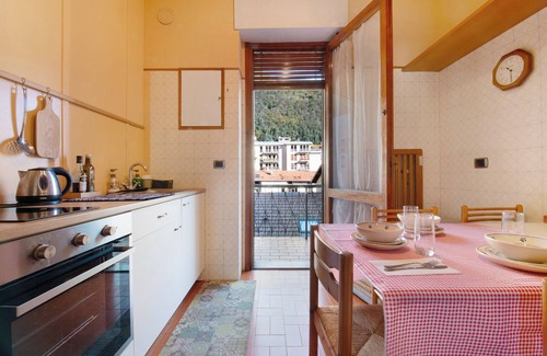 Como House | Holiday Home "House of Roses" with Private Terrace & Wi-Fi