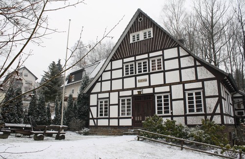 Finnentrop House | Holiday Home 'Hueseken' with Shared Garden and Wi-Fi