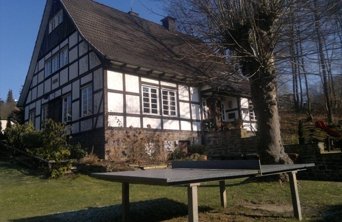 Finnentrop House | Holiday Home 'Hueseken' with Shared Garden and Wi-Fi