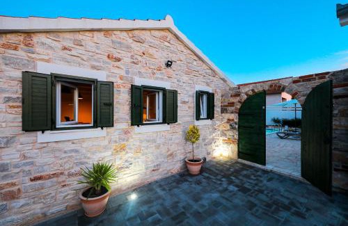 Pridraga House | Holiday Home Ikka with swimming pool