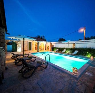 Pridraga House | Holiday Home Ikka with swimming pool