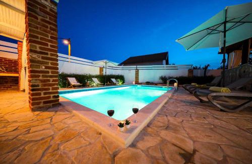 Pridraga House | Holiday Home Ikka with swimming pool