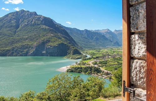 Verceia House | Holiday Home Il ciliegio sul lago with Lake View, Terrace & Garden