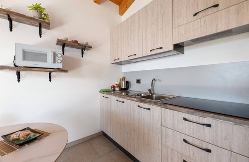 Stazzona House | Holiday Home 'Il Nido Del Colibrì' with Lake View, Private Terrace and Wi-Fi