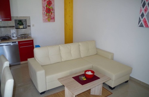 Sajini Apartment | Holiday Home in Šajini with Pool near Beach