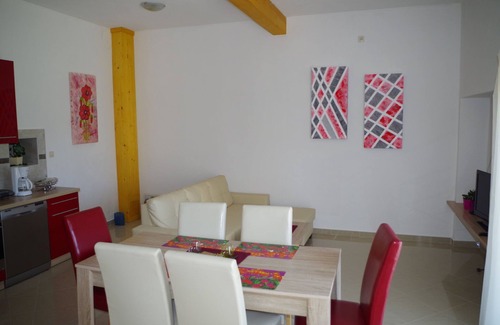 Sajini Apartment | Holiday Home in Šajini with Pool near Beach