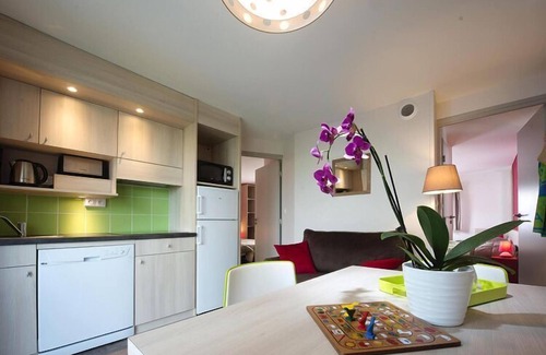 Bleriot-Plage House | Holiday Home in Blיriot Plage with Pool