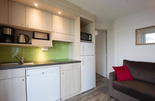 Bleriot-Plage House | Holiday Home in Blיriot Plage with Pool