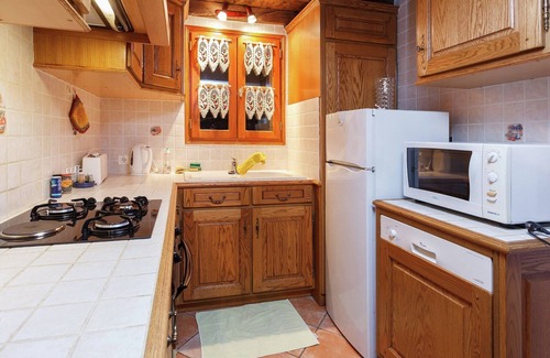 Calvinet House | Holiday Home in Calvinet near Lakes