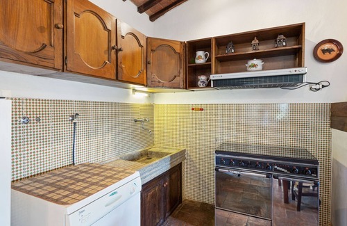 Riccio House | Holiday Home in Cortona with Lake Views