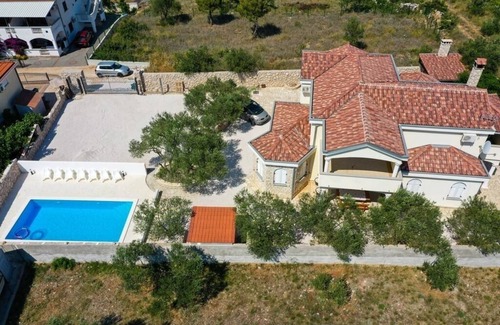 Drage House | Holiday Home in Drage with Terrace, Air condition, WIFI, Washing machine (4884-1)
