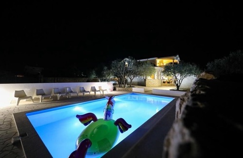 Drage House | Holiday Home in Drage with Terrace, Air condition, WIFI, Washing machine (4884-1)