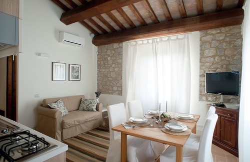 Foligno House | Holiday Home in Foligno with Pool & Garden