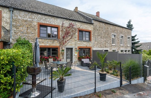 Gimnee House | Holiday Home in Gimnée with Bubble Bath