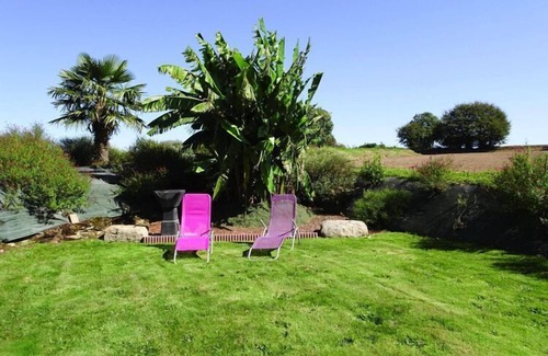 Guerlesquin House | Holiday Home in Guerlesquin near Lake