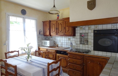Guerlesquin House | Holiday Home in Guerlesquin near Lake