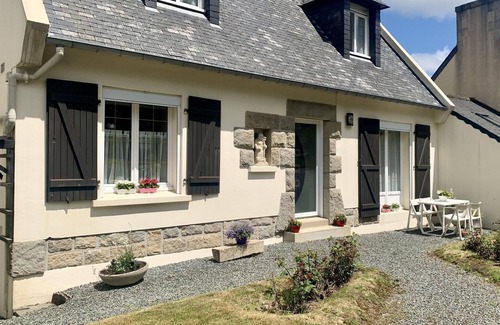 Guerlesquin House | Holiday Home in Guerlesquin near Lake