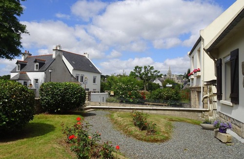 Guerlesquin House | Holiday Home in Guerlesquin near Lake