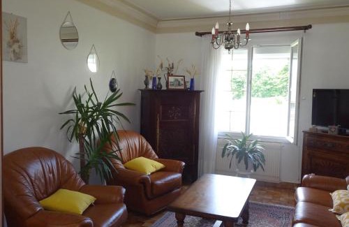 Guerlesquin House | Holiday Home in Guerlesquin near Lake