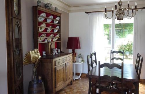 Guerlesquin House | Holiday Home in Guerlesquin near Lake