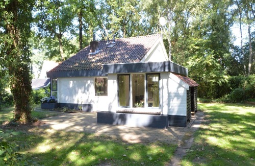 Haaksbergen House | Holiday Home in Haaksbergen by Lake