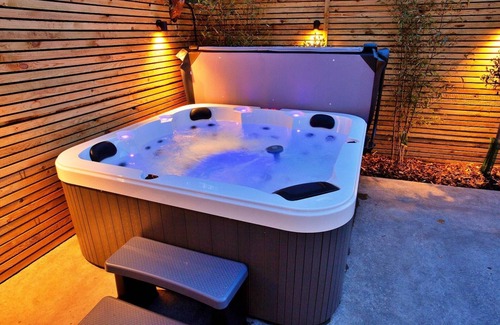 Appledore House | Holiday Home in Kent with Hot Tub & Games Room
