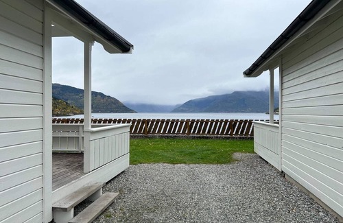 Kinsarvik House | Holiday home in Kinsarvik with lake view