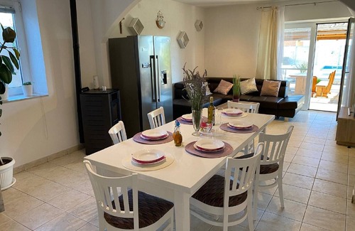 Lisicici House | Holiday Home in Lisicic with Pool