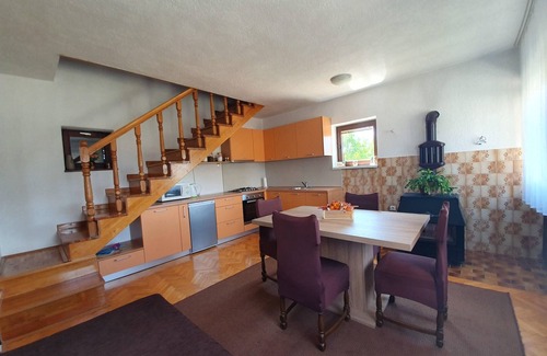 Lovinac House | Holiday Home in Lovinac near Plitvice Lakes