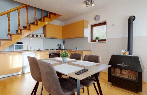 Lovinac House | Holiday Home in Lovinac near Plitvice Lakes