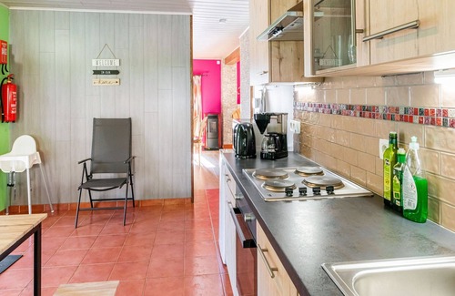 Nadrin House | Holiday Home in Nadrin Near Lake and Forest