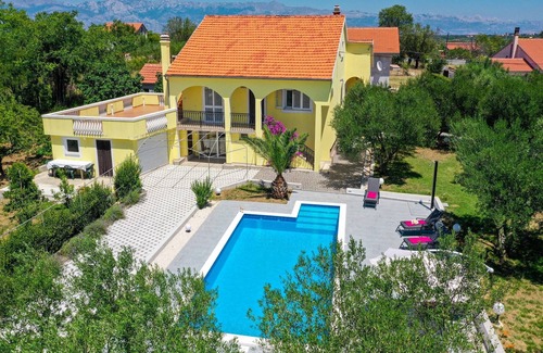 Lovinac House | Holiday Home in Policnik with Private Pool