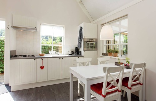 Overlangel House | Holiday Home in Ravenstein with Garden