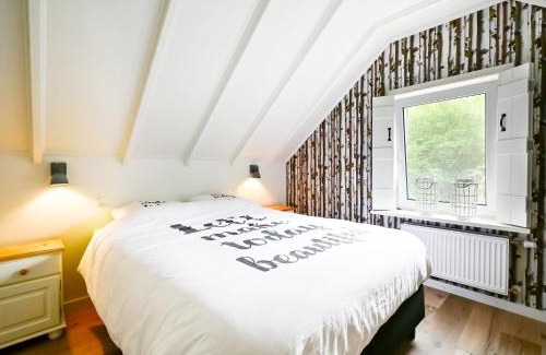 Reutum House | Holiday Home in Reutum with Pond and Trails, cleaning included