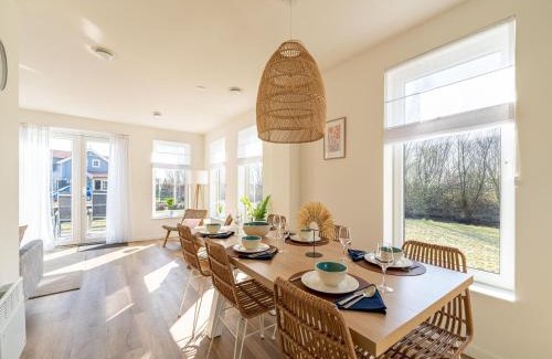 Municipality of Nissewaard House | Holiday Home in Simonshaven by the Lake