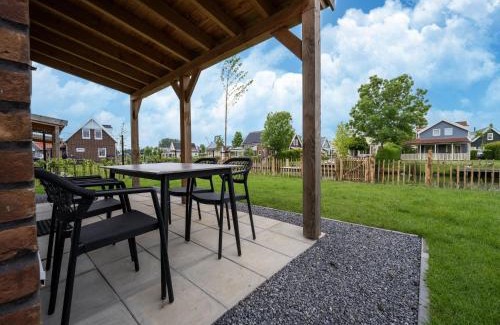 Municipality of Nissewaard House | Holiday Home in South Holland by Stompaarde Plas