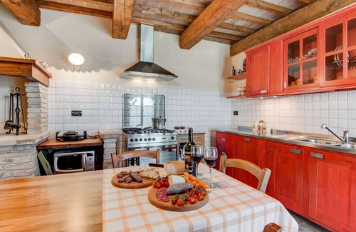 Urbania House | Holiday Home in Urbania with Hill Views