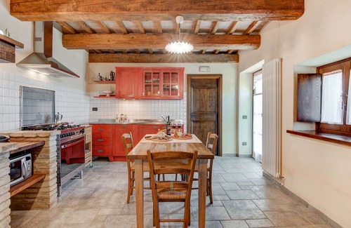 Urbania House | Holiday Home in Urbania with Hill Views
