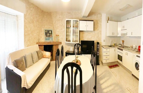 Villamiel House | Holiday Home in Villamiel with Mountain Views