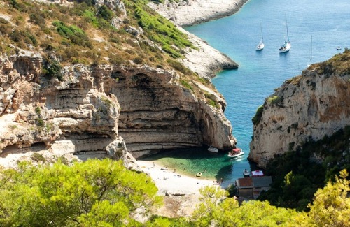 Cove Rogacic House | Holiday Home in Vis with Terrace, Air condition, Dishwasher (139-3)