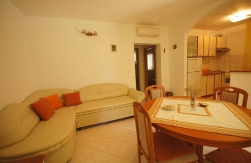 Cove Rogacic House | Holiday Home in Vis with Terrace, Air condition, Dishwasher (139-1)