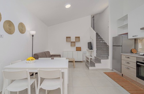Schifoni House | Holiday Home 'Is Arutas' with Private Terrace, Wi-Fi and Air Conditioning