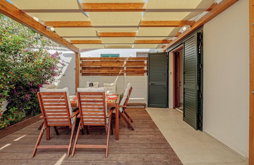 Schifoni House | Holiday Home 'Is Arutas' with Private Terrace, Wi-Fi and Air Conditioning