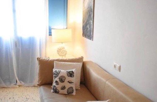 Nueva Tabarca House | Holiday Home 'Isla Tabarca Casa Trinacria' with Shared Garden, Wi-Fi and Air Conditioning