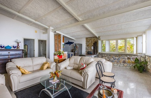 Marina di Caronia House | Holiday Home 'Casa Eolo' with Sea View, Wi-Fi and Air Conditioning