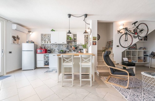 Capitana House | Holiday Home 'Con Vista A Capitana' with Mountain View, Shared Garden & Wi-Fi