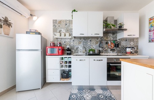 Capitana House | Holiday Home 'Con Vista A Capitana' with Mountain View, Shared Garden & Wi-Fi