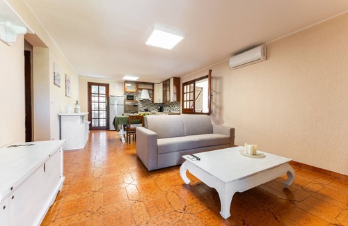 Su Forti House | Holiday Home 'Giardino Del Melograno' with Private Terrace, Wi-Fi and Air Conditioning
